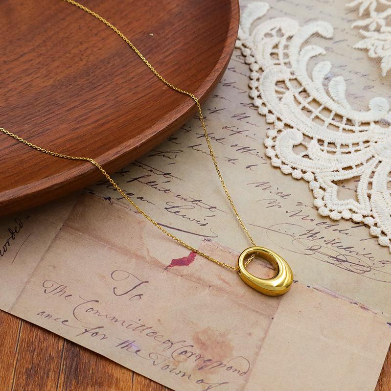Minimalistischer leichter Luxus Kalter Wind Edelstahl Goldener Kreis Ring Halskette, Nischen-Temperament Geometrisches Anhänger Schlüsselbein Kette