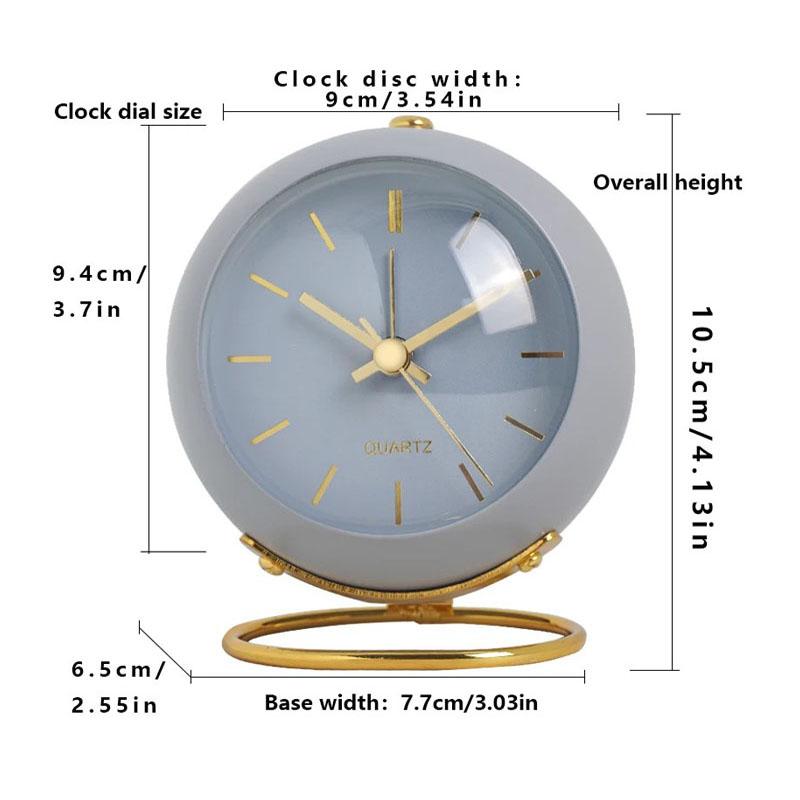Minimalistischer analoger Wecker mit Aluminium-Zeigernadel und Nachtlicht. Schreibtischuhr mit Metallrahmen. Moderne Heimdekoration