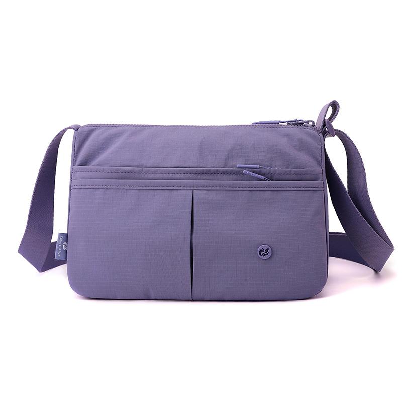 Borsa a tracolla sottile con tasche frontali e tracolla regolabile in nylon tinta unita