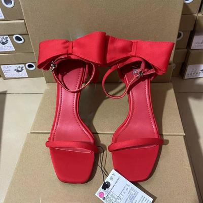 Damenschuhe mit roter Satin-Schleifdekoration, geradem Riemen, quadratischer Zehenpartie, schlanken Absätzen, hohen Absätzen