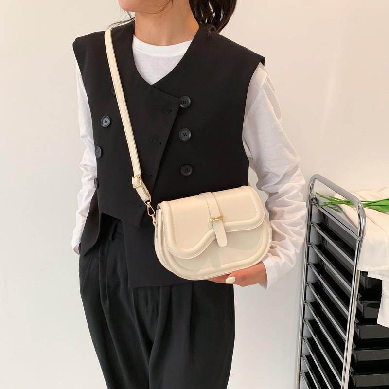 Trendige Stilvolle Satteltasche Für Damen Mit Schickem Minimalistischem Design Und Weicher Textur