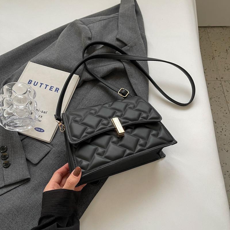 Стильная черная стеганая сумка кроссбоди для женщин в модном минималистичном дизайне чёрный