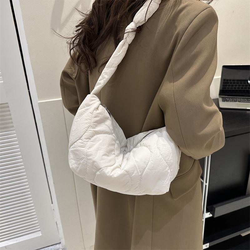 Tide Bag Women's New Niche Design Shoulder Messenger Bag Down Bag Large Capacity Embroidery Thread Dumpling Bag