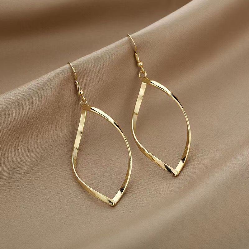 Simple Twist Metal Hollow Out Irregular Oval Dangle Earrings for Women Golden Silver Retro Statement Hook Earrings Jewelry