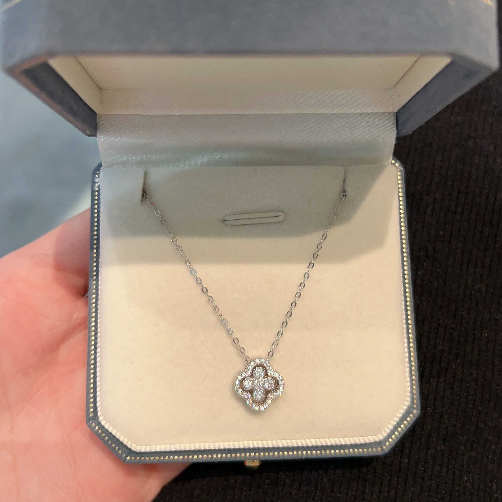 

Ожерелье с четырьмя листами клевера для женщин, нишевое, легкое, роскошное, модное, универсальное, высококачественное, сенсационное, надеваемое на двоих, ожерелье для женщин