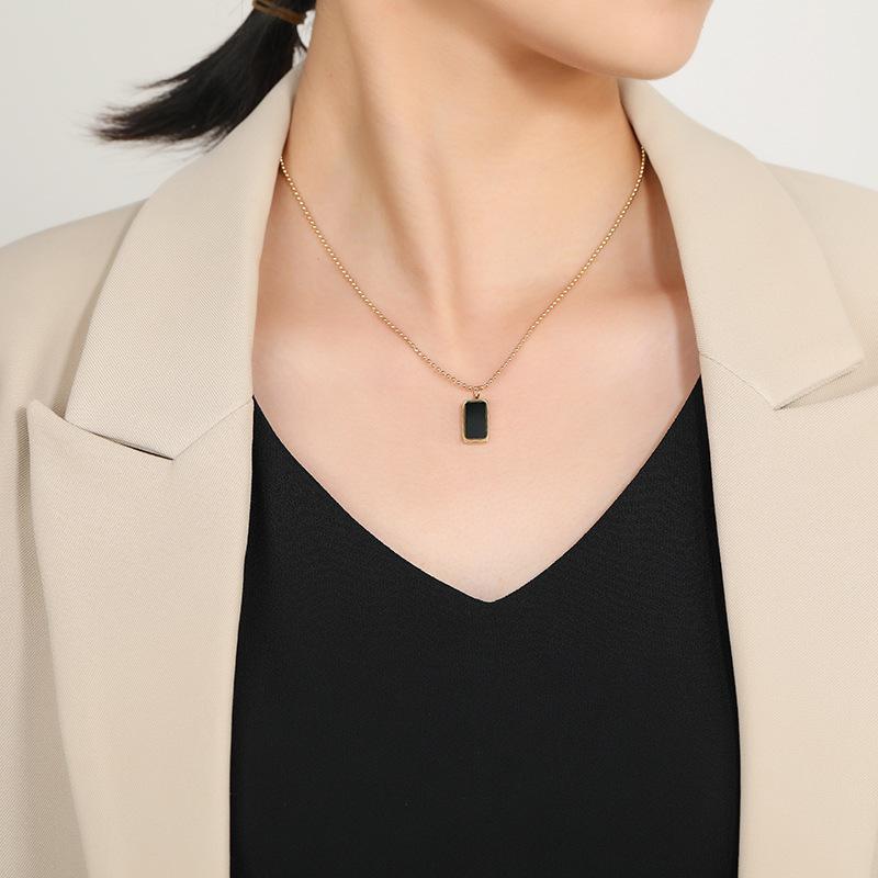 Small Gold Brick 18K Gold Titanium Steel Short Necklace Feminine Exquisite Temperament Retro Niche High-end Collarbone Chain Jewelry