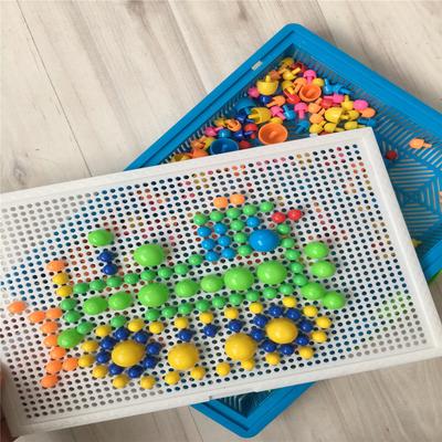 Echter Schuss Buntes Pilz-Nagel-Puzzle-Spielzeug Mosaik-Stecktafel Flapper Kleine Geschenke für Kindergartenschüler Puzzle-Spiel Aufbewahrungskorb