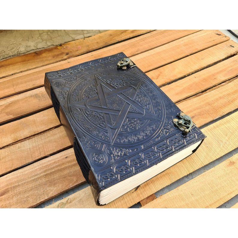 

Большой кожаный журнал с тиснением пентаграммы | 600 страниц, Кожаный блокнот для письма | кожаный гримуар, Ведьмин блокнот Хэллоуин готический подарок 10 x 7 in