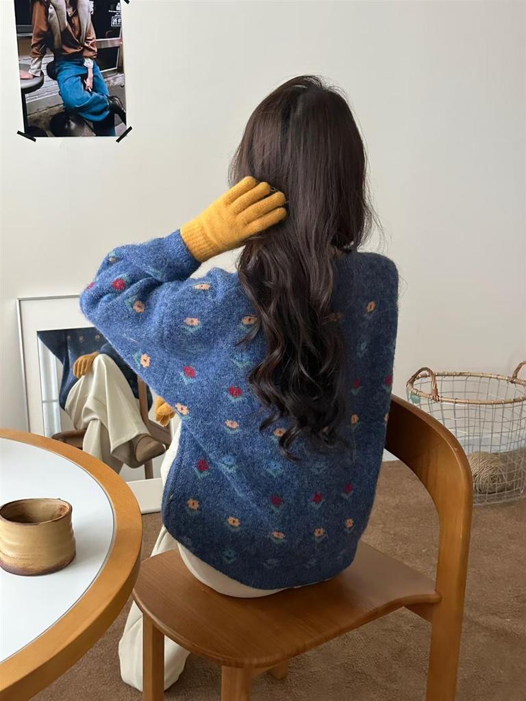 Korean Style Floral Jacquard Round Neck Pullover Sweater for Women - Soft, Loose, Trendy Knitwear for Autumn/Winter.