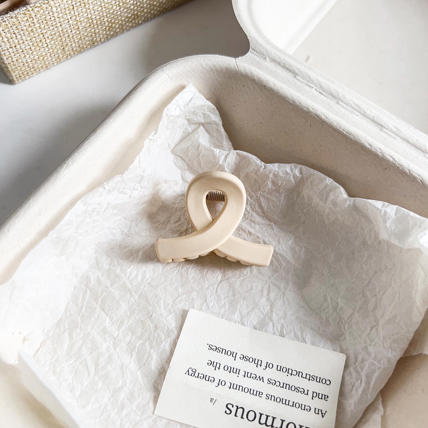 

Универсальная заколка для волос в виде акулы с матовым цветочным узором для хвостиков и полузавязанных причесок PS