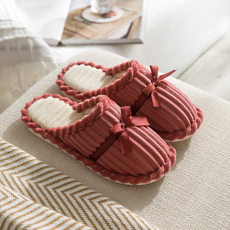 Baumwollschuhe und Hausschuhe sind rutschfest für den Innenbereich und halten das flauschige Zuhause warm.