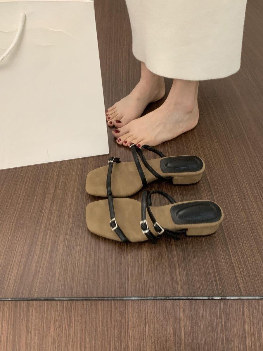 

Французский толстый каблук с юбкой, однословные шлепанцы с тонкими ремешками и открытым носком для женской летней носки, не утомляющие ноги, 3 см маленький высокий каблук, прохладные шлепанцы 39 чёрный