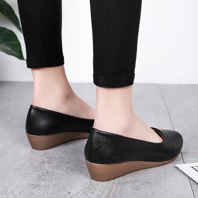 Autumn new women's single shoes wedge heel comfortable pointed Doudou shoes middle heel working mother shoes tide