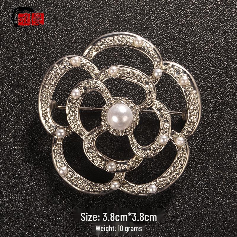 Japanese Style Luxury Brooch: Elegant High-End Women's Pin for Sweater or Lapel