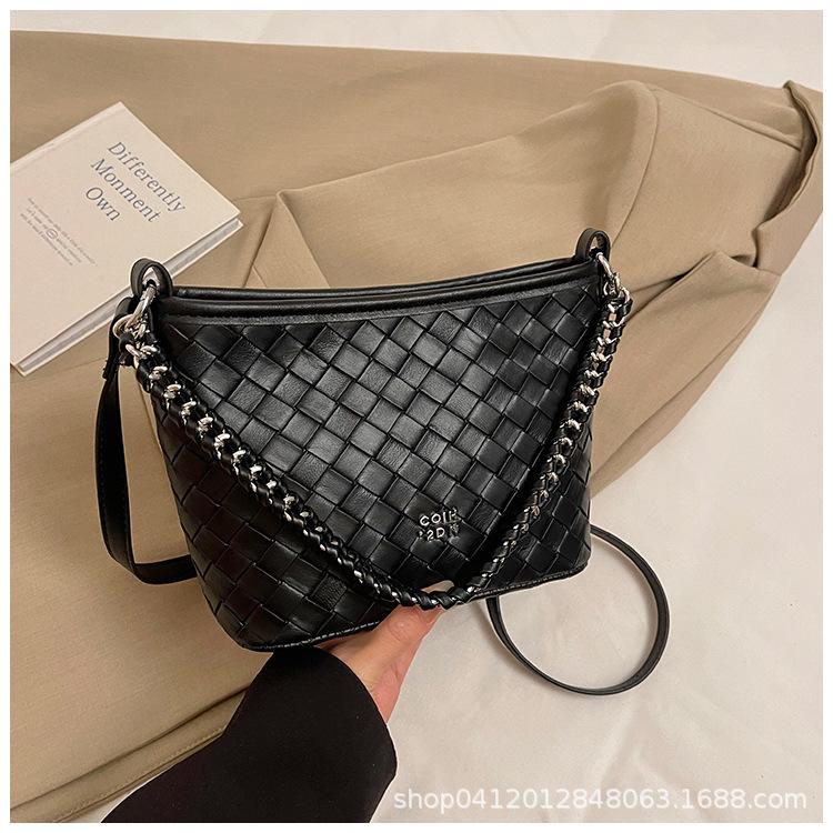 Korean fashion niche simple shoulder portable commuter small bag women 2025 new woven messenger bag stray bag