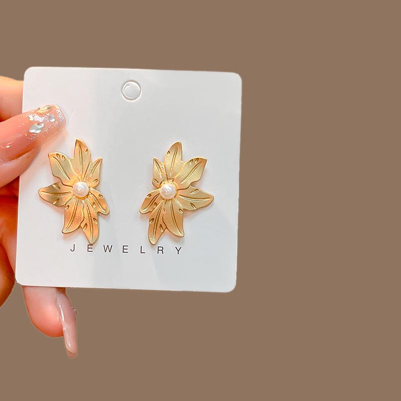 Premium Sense Cold Exaggerated Metal Pleated Geometric Earrings, Personalized Retro French Flower Peach Heart Earrings