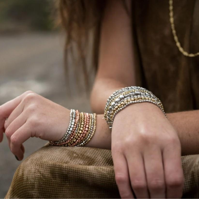 Bracelet Charme Bohème Multicouche avec Cordon Élastique pour Femmes Cadeau de Voyage