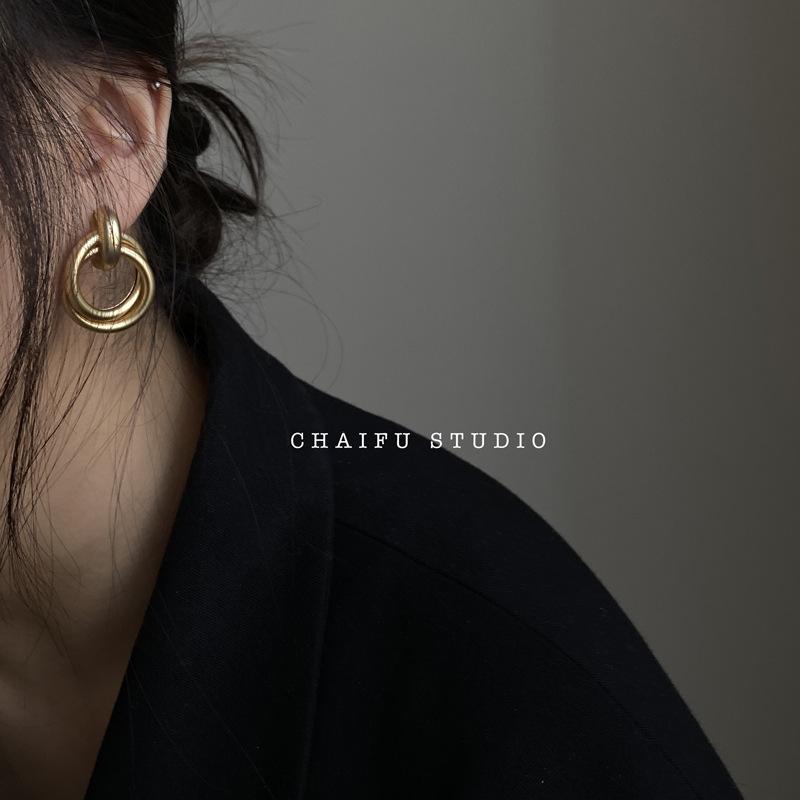 Cold and Stylish Exaggerated Metallic Texture Elegant Round Stud Earrings for The Ears