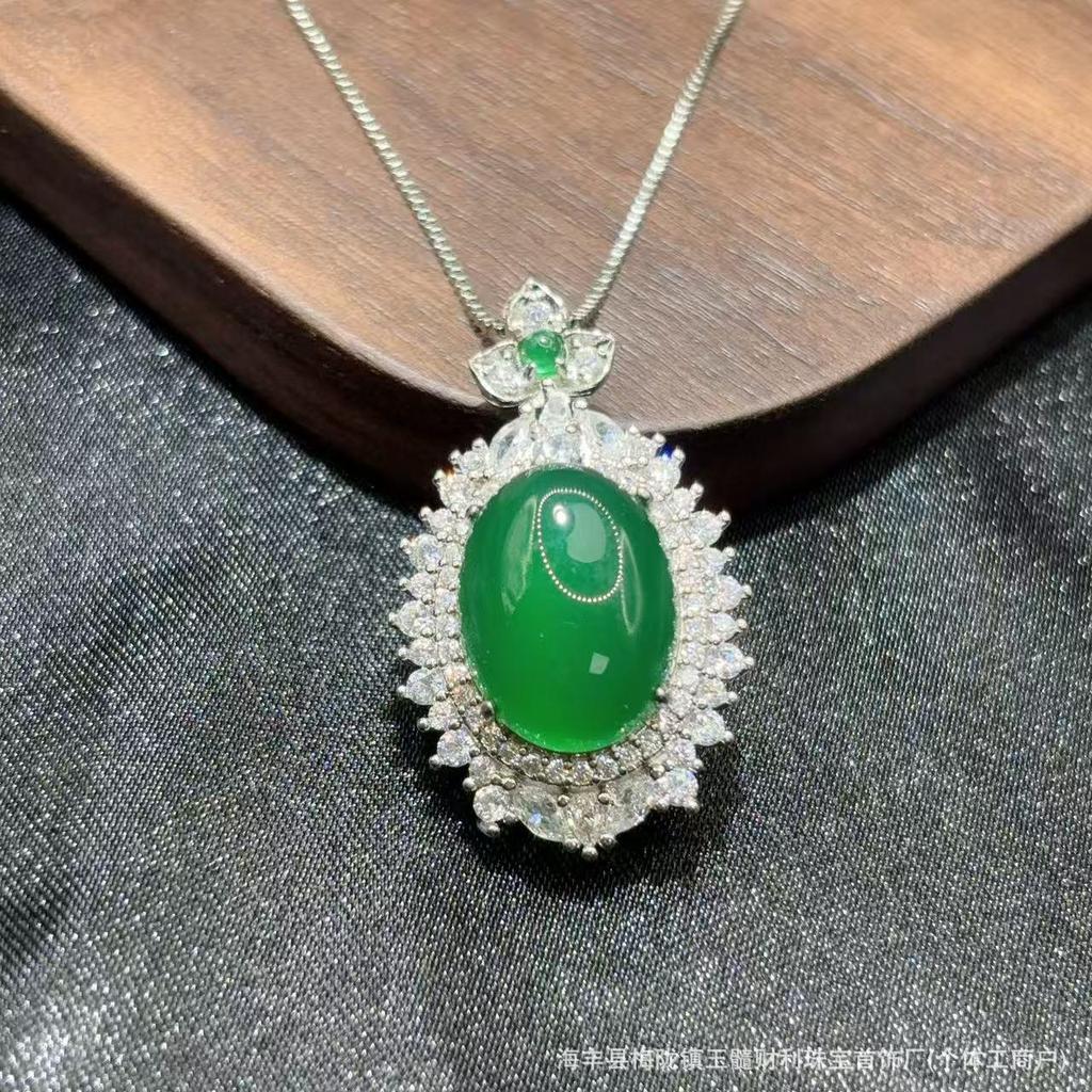 Elegant White and Green Chalcedony Agate Pendant – Luxurious Versatile Design for Women