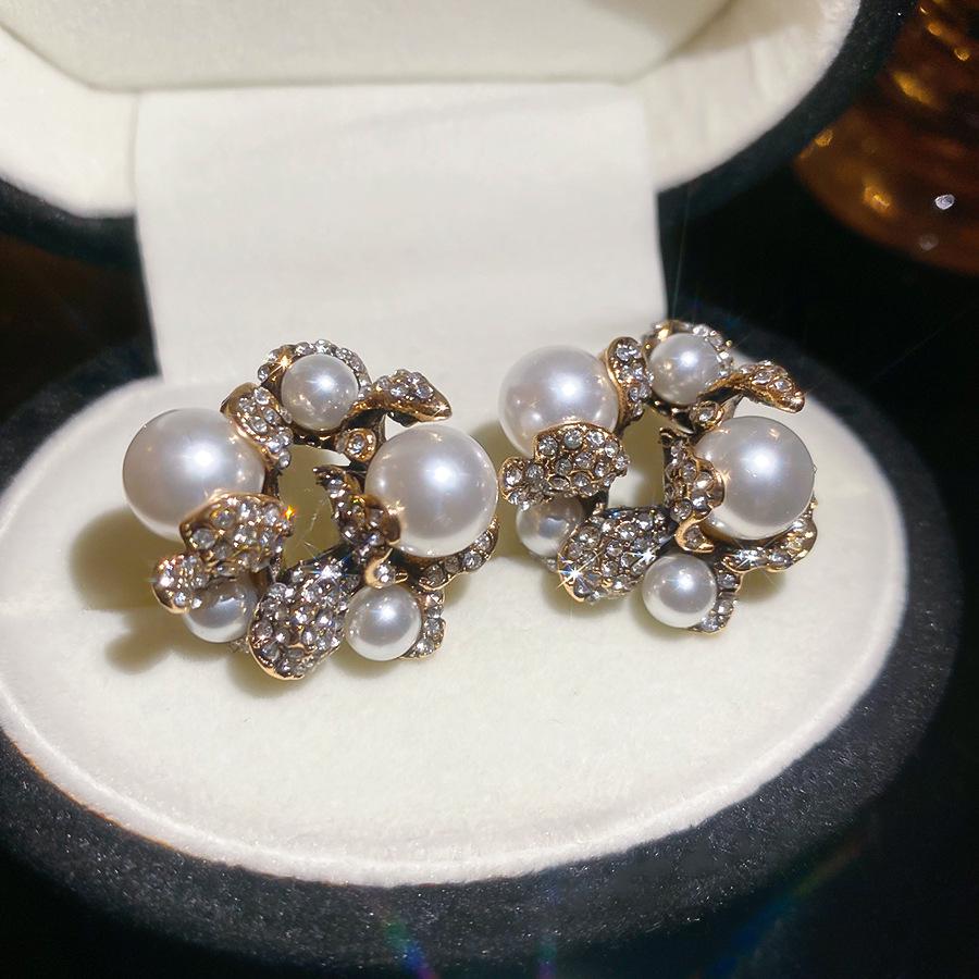 Silver Needle Vintage-Style Geometric Flower Pearl Earrings with Diamonds - Luxurious and Fashionable Ear Studs