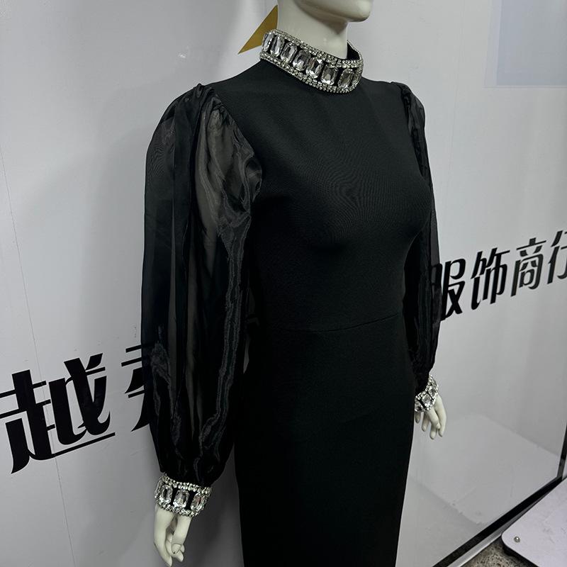 Abito da sera slim-fit in rete tempestato di diamanti con colletto alla coreana