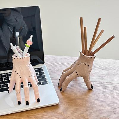Horror Handförmiger Stifthalter Handfläche Gebrochene Hand Ornament mit Narben und Stichen Gruseliger Schreibtischorganizer Einzigartiger Stiftebecher Halloween-Dekoration