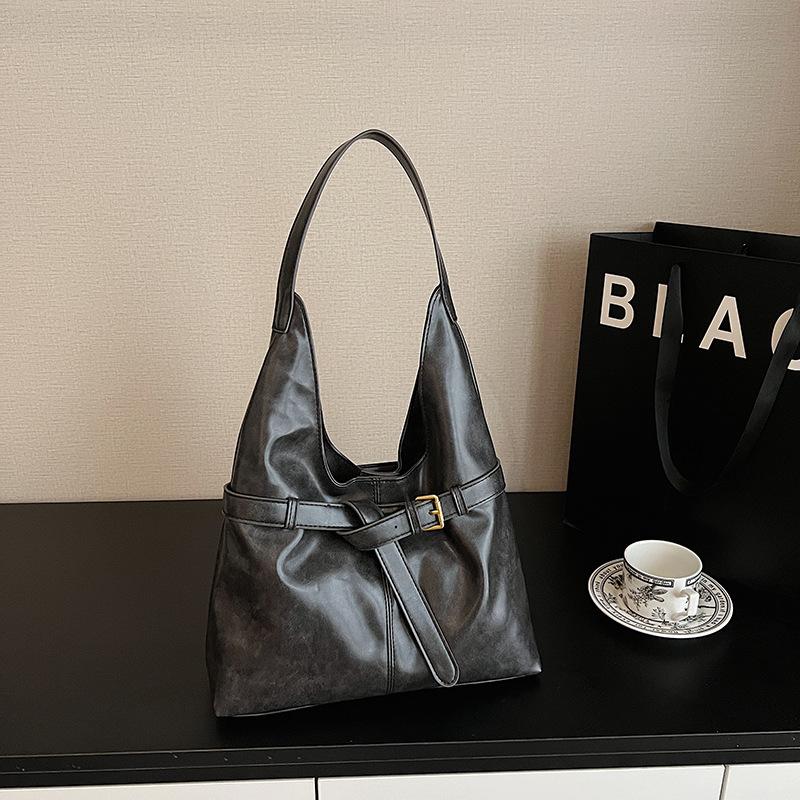 Retro bag women's large capacity 2025 new autumn and winter versatile simple shoulder bag popular commuter tote bag this year