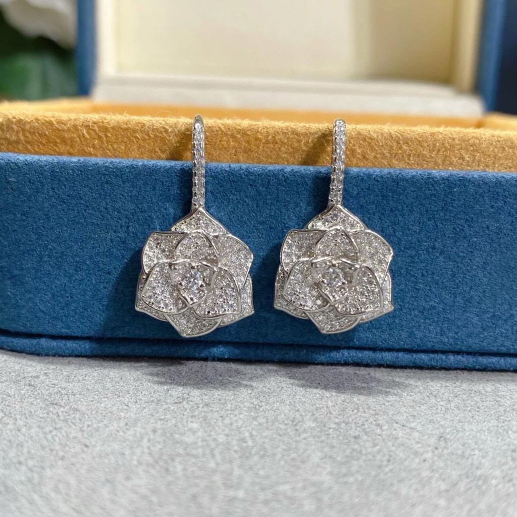 Latest Hot Brand Vintage Earrings Luxury Jewelry for Women Fashion Flowers Designer Eardrop 925 Sliver Lady Party Stud Earrings
