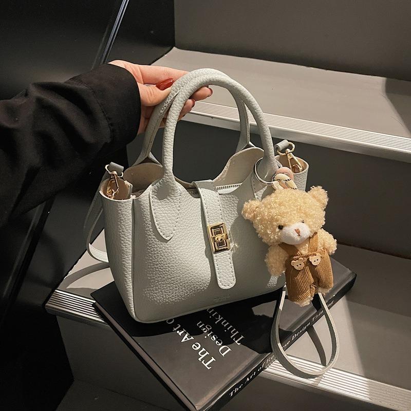 Small Fresh and Versatile Handbag Women's New Fashion Casual Bucket Bag Commuter Women's Messenger Bag