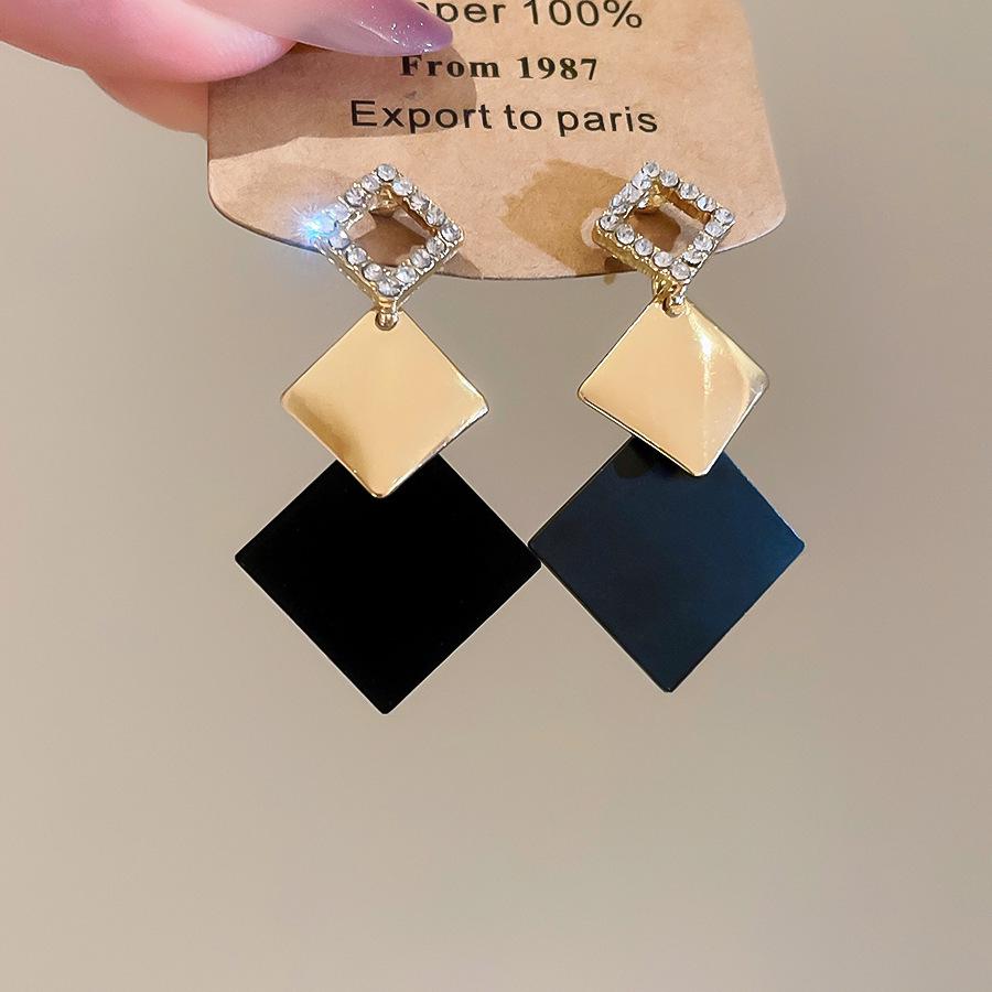 Kolczyki kwiaty wielowarstwowe czarne na srebrnych sztyftach - Eleganckie, wysokiej klasy kolczyki sztyfty o wszechstronnym designie.