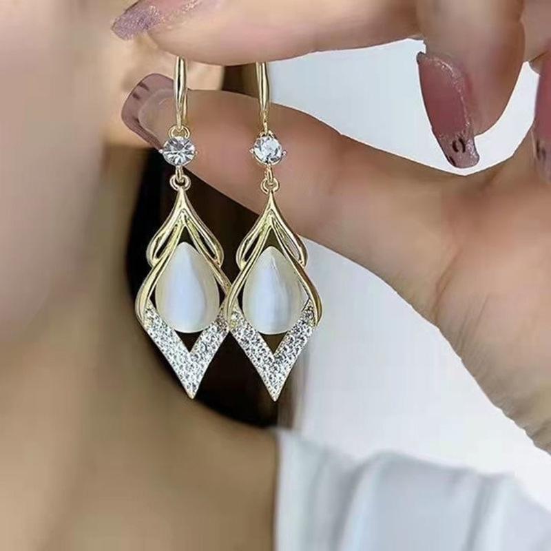 High-End Geometric Rhombus Cat s Eye Earrings - Light Luxury Face-Slimming Dangle Jewelry for Women (2022)