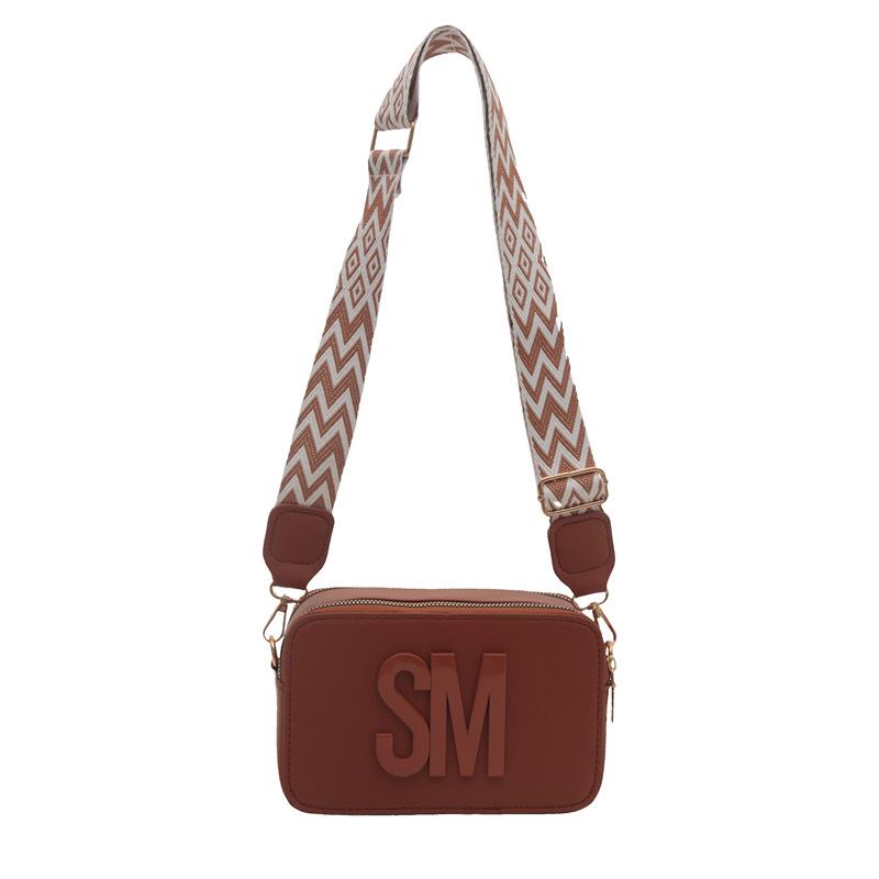 

Індивідуальна модна тенденція жіночих сумок повсякденна універсальна літера маленька квадратна сумка широкий плечовий ремінь популярна сумка через плече коричневий