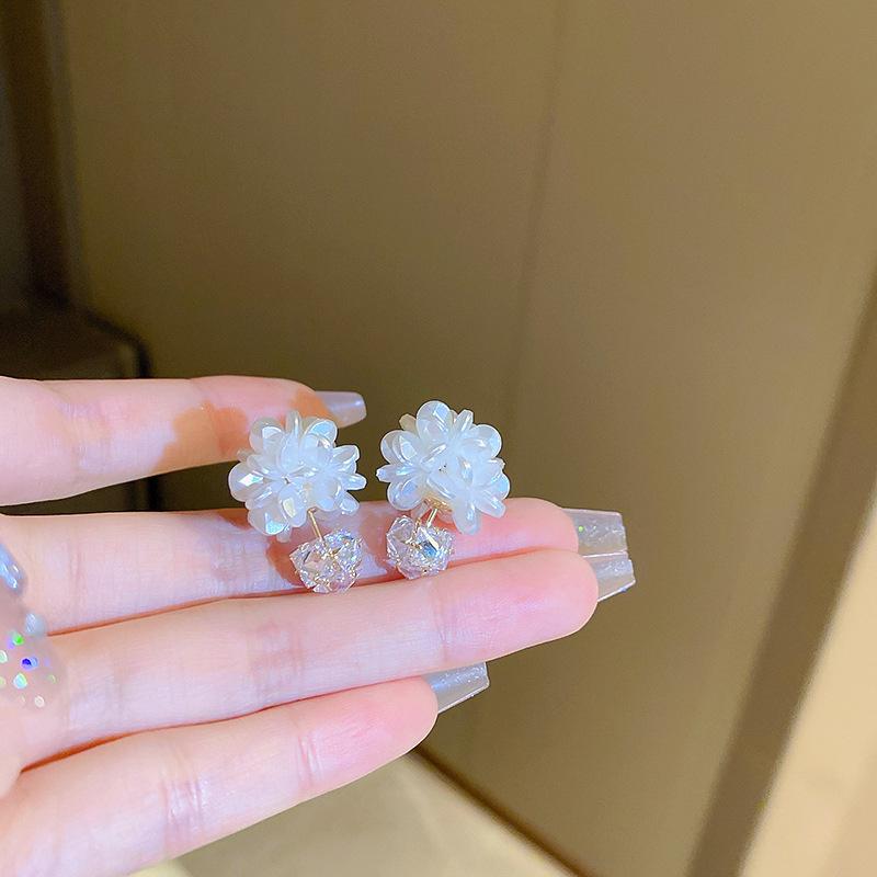 White pearl shell fringed earrings fashionable and elegant temperament earrings French light luxury high-end earrings women