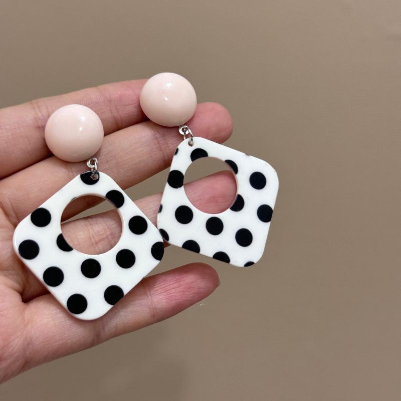 

Holiday style yellow ginkgo biloba earrings temperament retro high-end stud earrings fashion Hong Kong style light luxury earrings women