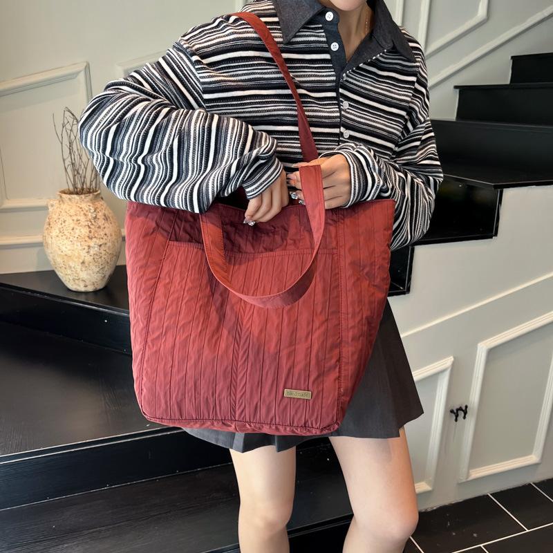 2025 summer new pleated shoulder bag simple and fashionable solid color bag commuting foreign style large capacity tote bag