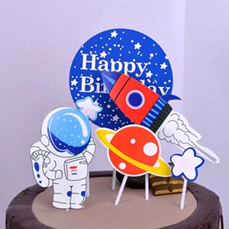 

Creative Astronaut Ornaments - Starry Sky Cake Decorations for Children s Birthday Desserts and Planet-Themed Decor