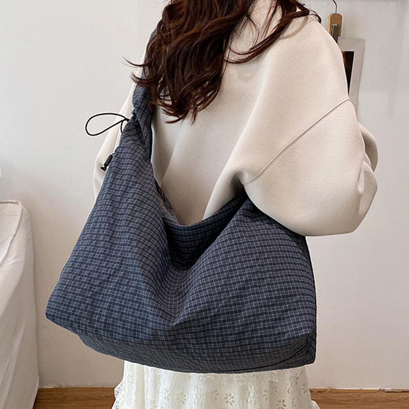 2025 autumn and winter new loose lazy style shoulder bag Korean version niche pleated large capacity plaid commuter shoulder bag