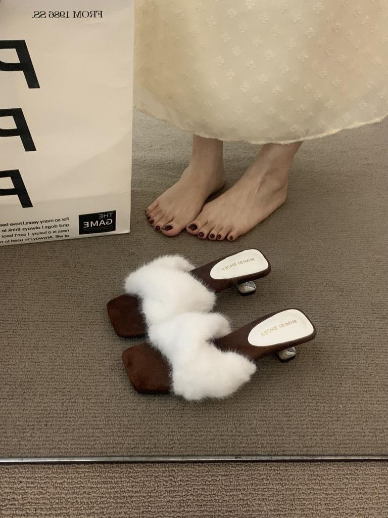 High-End High-Heel Temperament Flauschige Hausschuhe Damen Herbst und Winter Eckiger Kopf Dicker Absatz Fee Nische Rock Abend-Sandalen