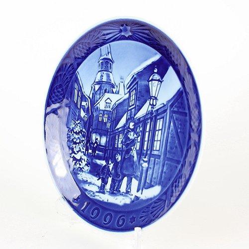 1996 Royal Copenhagen Year Plate "Lighting the Street Lamp" [Parallel Import]