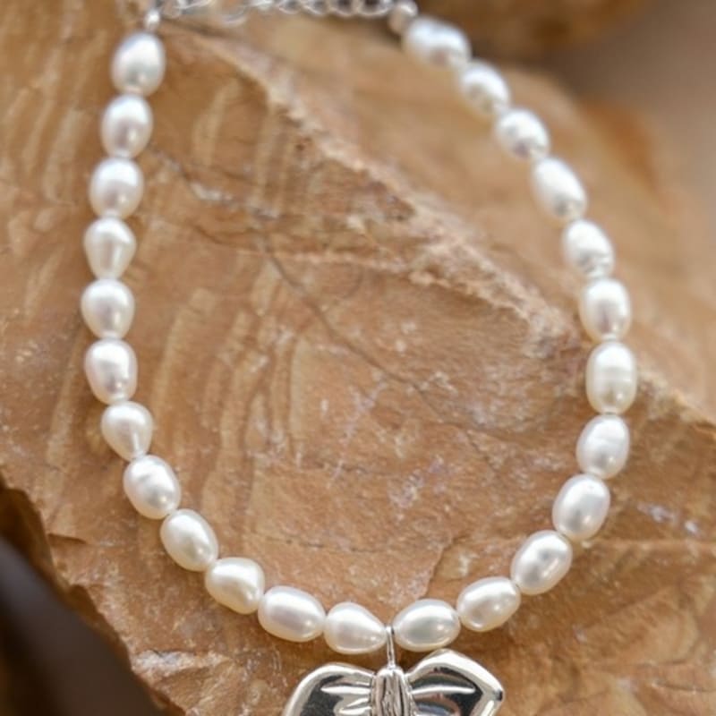 BELLOOGGI Bold Ribbon Pearl Bracelet