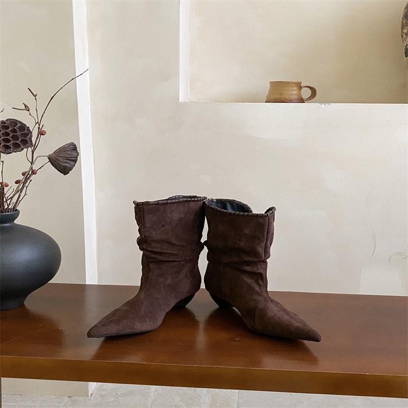 

Korean fashionable small short boots Western cowboy boots Versatile wasteland wind piling boots Women s inner height increase and thinness retro boots 39 темно-коричневого