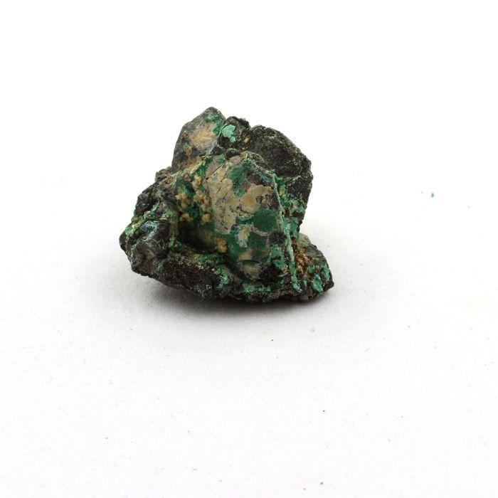 Pierres et Minéraux. Bournonite + Bindheimite + Malachite. 43.85 ct. Combe Guichard, Prunières, Isère, France.