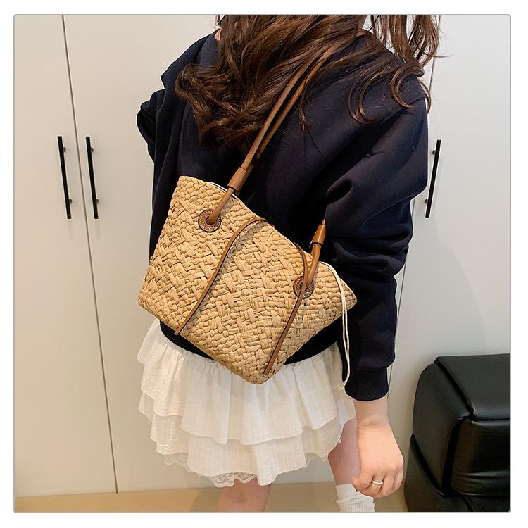 2024 Retro Casual Large Capacity Women's Straw Shoulder Bag for Travel and Beach