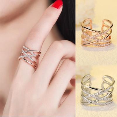 Bagues rétro exagérées pour femmes - Styles européens, américains, japonais et coréens avec des motifs ouverts simples et sertis de diamants.