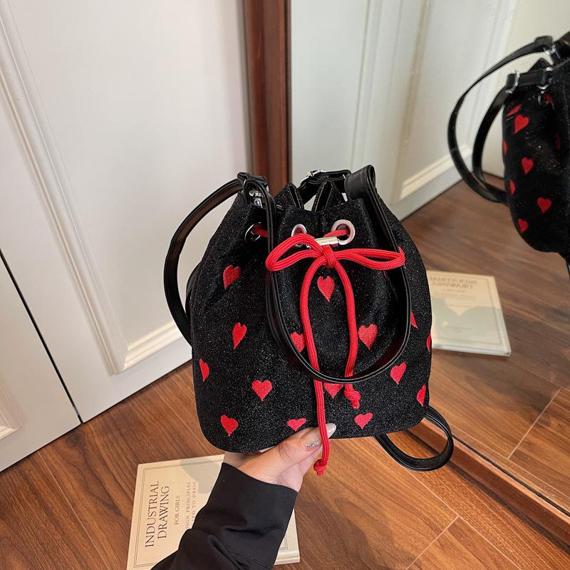 

Bag women s bag 2025 new Korean version fashion embroidery thread love bucket bag portable strap contrasting color messenger bag чорний