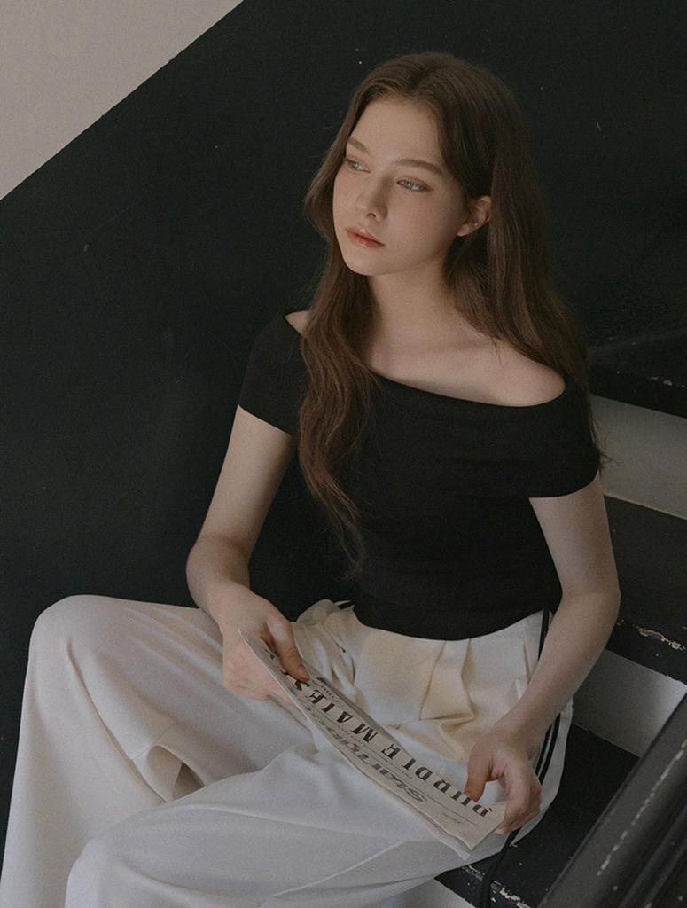 Teuwi Billiz Off-Shoulder Knit