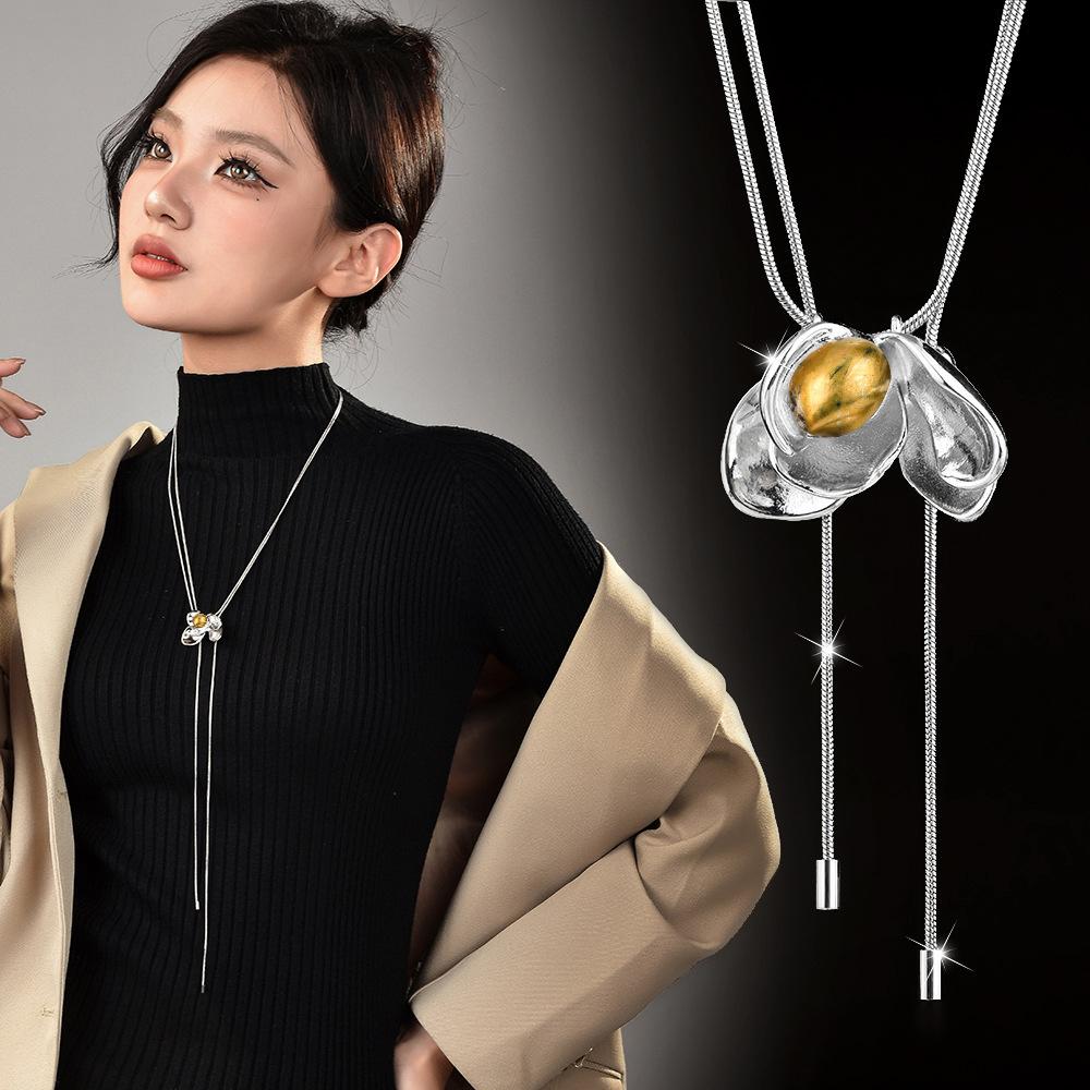 Autumn And Winter Temperament Pull-Out Two-Color Flower Sweater Chain Personalized Rose Long Necklace Women'S Accessories Batch