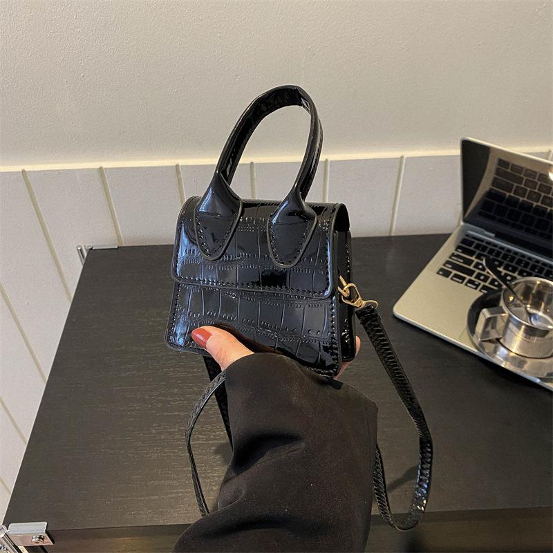 

Fashion glossy new trend personalized small square bag women s foreign style dinner versatile casual retro messenger bag чорний