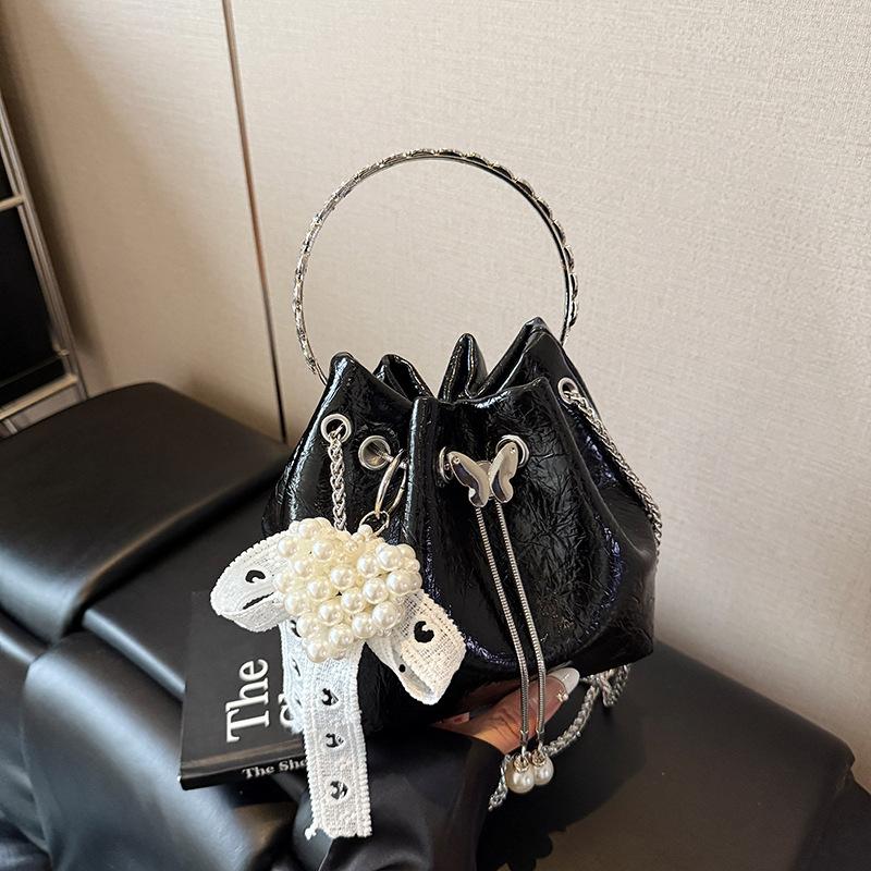 

Нишевая дизайнерская сумка женская 2025 новая летняя модная портативная сумка-ведро, универсальная сумка-мессенджер на цепочке для通勤 16*12*15