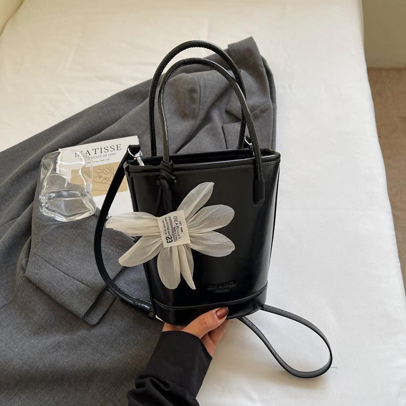 

Премиальная текстура нишевая портативная сумка-ведро женская 2025 новая ретро зарубежный стиль простая на плечо сумка-мессенджер 17*10*19